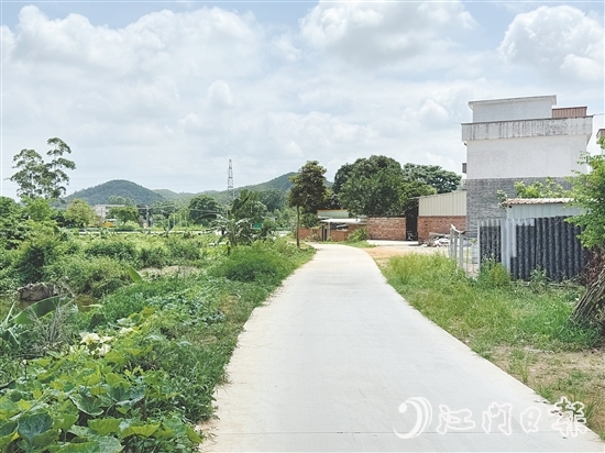 曾經(jīng)泥濘的道路經(jīng)過改造后，面貌煥然一新，村民出行、農(nóng)產(chǎn)品運(yùn)輸更方便了。