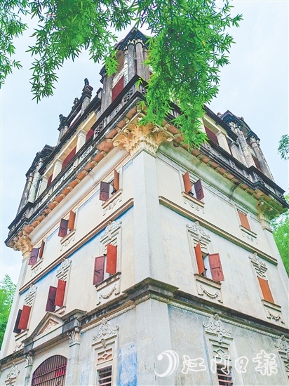 升峰樓保存完好，游客可以從樓內(nèi)保留下來的用品，了解前人的生活。