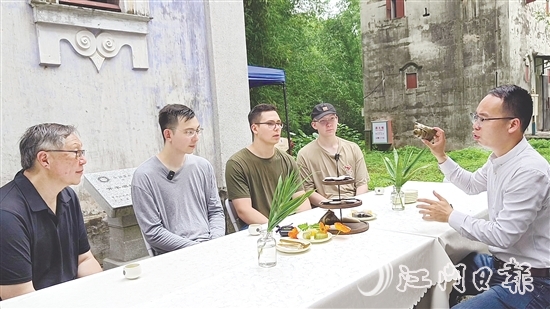 胡毓航和三個兒子通過地方美食了解家鄉(xiāng)風土人情。