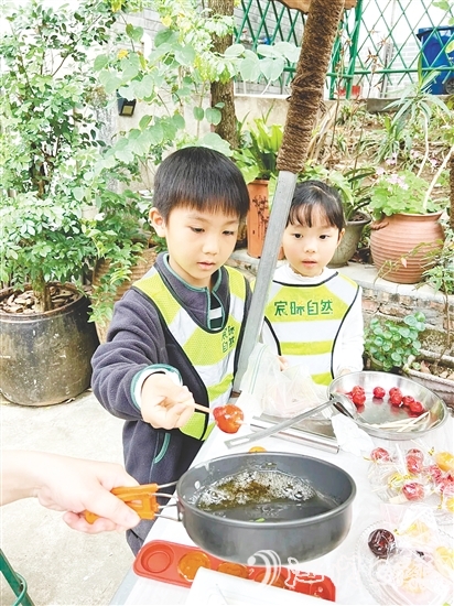 孩子們用自己采收的甘蔗熬糖水制作糖葫蘆，感受勞動(dòng)的樂(lè)趣。