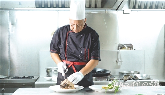 鐘景維多年來(lái)潛心研究新會(huì)陳皮藥膳菜譜。