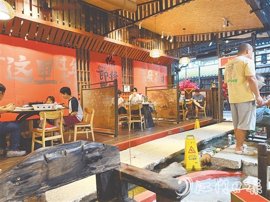 近期，很多外地游客到新會(huì)石澗故事私房菜品嘗《三餐四季》同款陳皮藥膳。