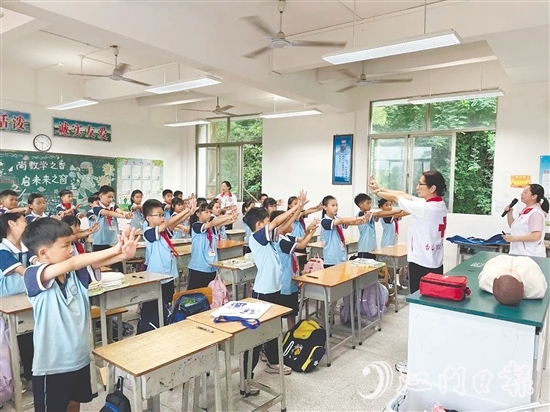 在實(shí)操環(huán)節(jié)，學(xué)生在專業(yè)師資的指導(dǎo)下學(xué)習(xí)急救技能。