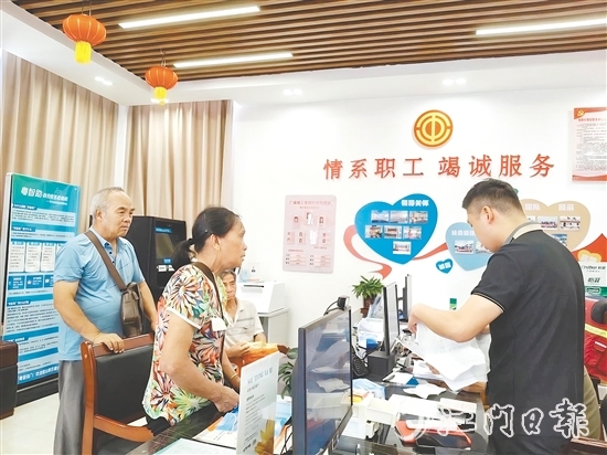 為解決漁民換證難題，工會(huì)直接將服務(wù)臺(tái)搬到漁港。