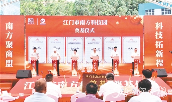 6家企業(yè)在奠基儀式現(xiàn)場簽訂協(xié)議，預(yù)訂園區(qū)樓房。劉淑君