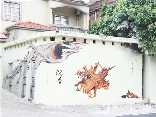 坑尾村在農(nóng)房墻面畫上沉香墻繪，營造濃厚的沉香文化氛圍。