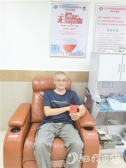 朱穗君在江門市中心血站獻(xiàn)血。