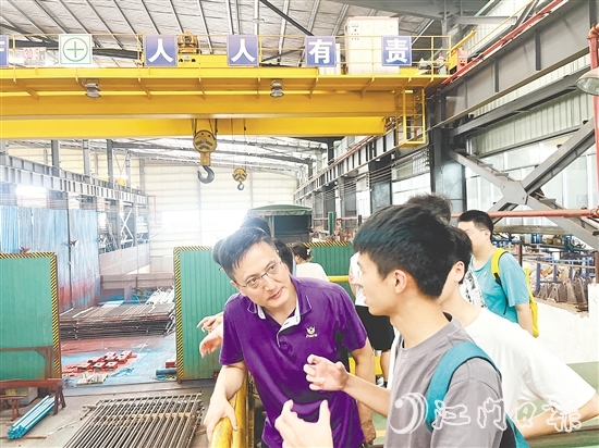 在廣東博盈特焊技術(shù)股份有限公司，企業(yè)代表與學(xué)子們?cè)谏a(chǎn)一線進(jìn)行交流。