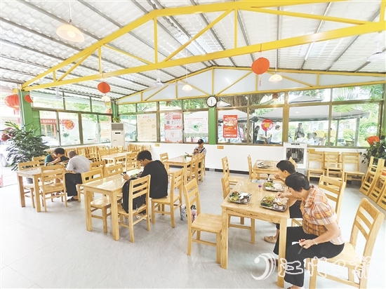 恩平市通過改建恩城街道小島社區(qū)一處老人時常聚集的活動場所，引入餐飲機構(gòu)運營社區(qū)長者食堂，滿足老人就餐需求。