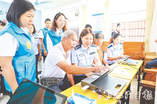 恩平公安戶(hù)政部門(mén)主動(dòng)將“辦證專(zhuān)場(chǎng)”開(kāi)進(jìn)廠(chǎng)區(qū)、社區(qū)。