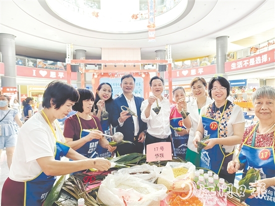 吳衛(wèi)均（左四）參加恩平市端午節(jié)慈善包粽活動，并為活動慷慨捐款。