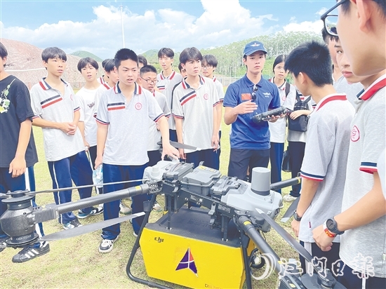九年級(jí)學(xué)生向飛手了解無人機(jī)的操控技巧。