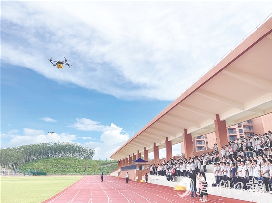 九年級(jí)學(xué)生在恩平市職教園了解即將新開設(shè)的無人機(jī)操控與維護(hù)專業(yè)。