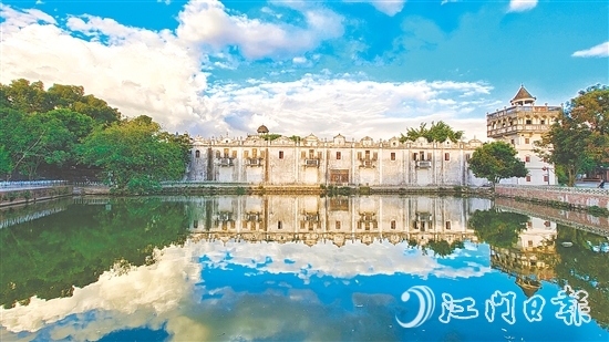 強(qiáng)亞村提升人居環(huán)境，扎實(shí)推進(jìn)農(nóng)村廁所、生活污水和垃圾治理“三大革命”，開(kāi)展綠美鄉(xiāng)村建設(shè)。