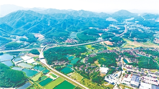 羅坑鎮(zhèn)交通區(qū)位優(yōu)勢(shì)日益突出，為當(dāng)?shù)禺a(chǎn)業(yè)發(fā)展提供有力支撐。