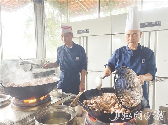 34名學員通過“理論教學+實操演練”模式，系統(tǒng)學習僑鄉(xiāng)經(jīng)典菜式。