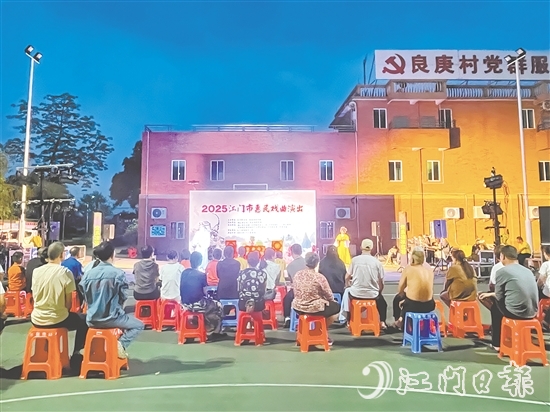 精彩的粵劇表演吸引了不少村民前來觀看。