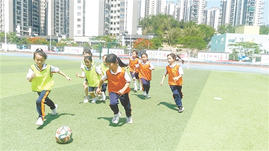 沙坪一小（東校區(qū)）推進(jìn)“足球進(jìn)課堂”，在日常體育教學(xué)中加入足球特色項(xiàng)目。