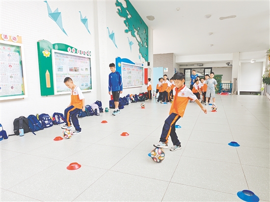 為了讓有濃厚興趣的學(xué)生進(jìn)一步提升自己的球技，沙坪一?。|校區(qū)）打造了足球素養(yǎng)班。