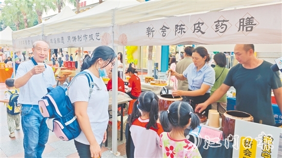 市民、游客現(xiàn)場(chǎng)“打卡”《三餐四季》同款新會(huì)陳皮藥膳美食。