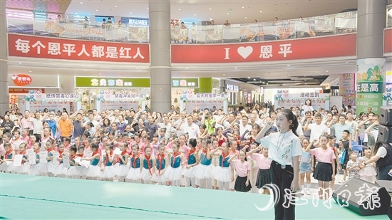 全場人員莊嚴宣誓。