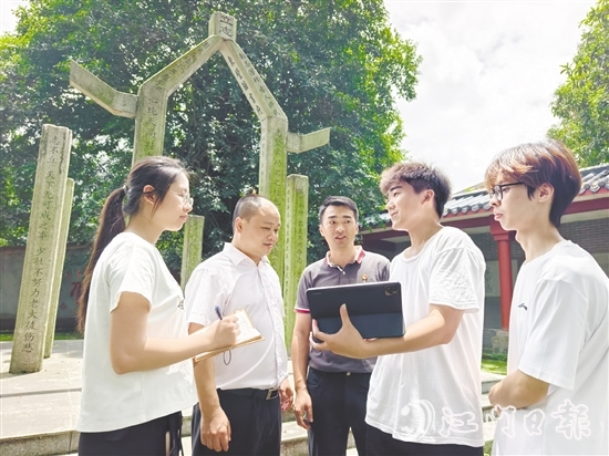 趙尉強(qiáng)（圖中）與五邑大學(xué)師生們交流歇馬村文旅發(fā)展計(jì)劃。