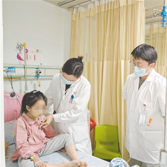醫(yī)生為女童檢查。
