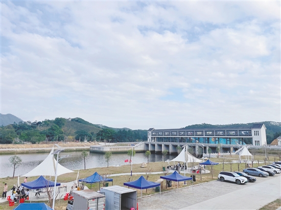 橫陂鎮(zhèn)藍(lán)田村以藍(lán)田水閘建設(shè)為核心，依托水閘打造生態(tài)房車營地項(xiàng)目、太空艙特色民宿、鄉(xiāng)村學(xué)農(nóng)體驗(yàn)、鄉(xiāng)村水產(chǎn)養(yǎng)殖科普游等項(xiàng)目，實(shí)現(xiàn)文旅、農(nóng)旅資源串點(diǎn)成線。