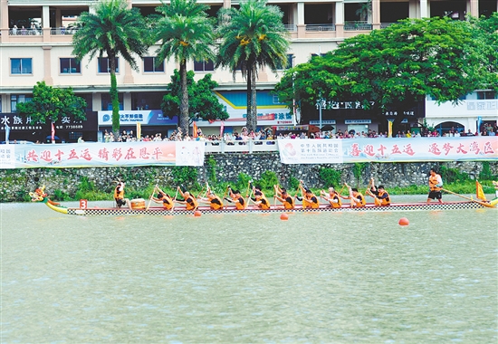 比賽期間突降大雨，選手們在雨中展開激烈比拼。