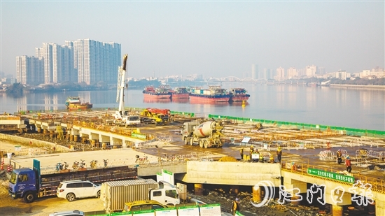 開平市城市投資集團有限公司參與的三埠新港項目，將有效提升開平內(nèi)河通航能力。