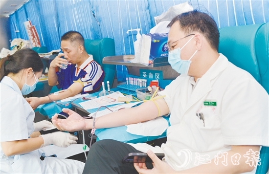 市民參與無償獻(xiàn)血，以汩汩熱血傳遞人間溫情。