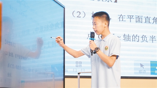 學(xué)生走上講臺(tái)，講解題目。