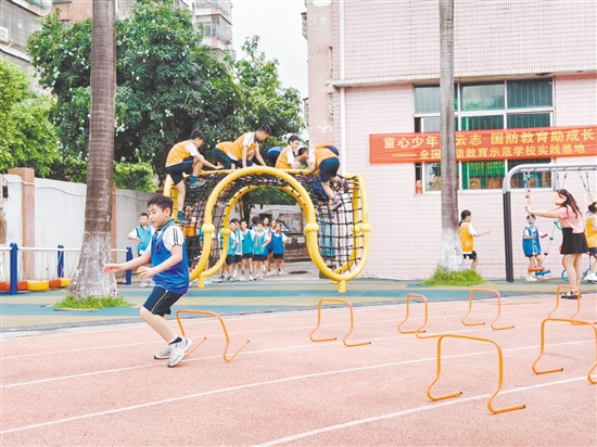 學(xué)生們?cè)趯?shí)踐中感受國防教育的魅力。