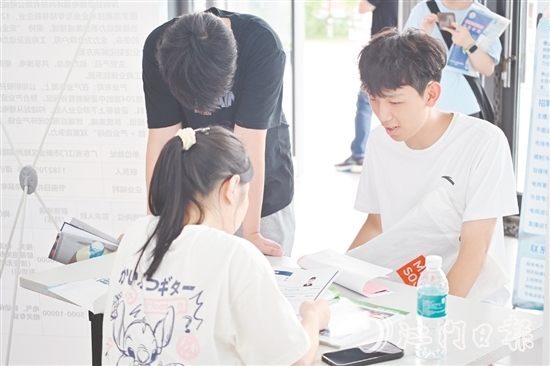 招聘現(xiàn)場，不少學(xué)生向新會(huì)企業(yè)了解崗位信息。