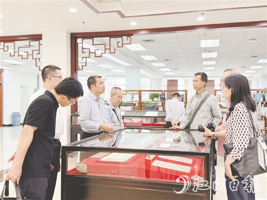 臺山有關代表參觀暨南大學圖書館六樓的世界華僑華人文獻館。