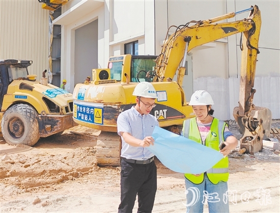 作為“黨員示范崗”黨員，黃嘉仲（左）在糧食綠色倉儲項目現場堅守多個日夜。