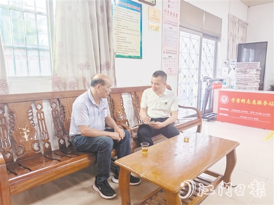 羅堅(jiān)濟(jì)（右）耐心地為群眾做法律科普。