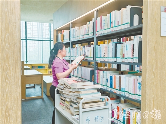 圖書管理員正在上架書籍。