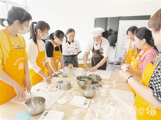 興業(yè)社區(qū)“就業(yè)驛站”選取廣式點心烹飪等熱門就業(yè)技能作為培訓課程內(nèi)容，助力群眾提升就業(yè)競爭力。