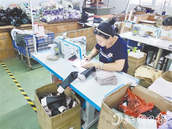 桃源鎮(zhèn)“就業(yè)驛站”聯(lián)合傘篷龍頭企業(yè)開設“媽媽崗”。