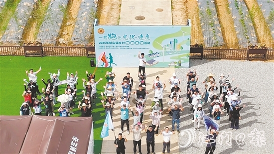 職工們?cè)诖蚩c(diǎn)拍照留念。