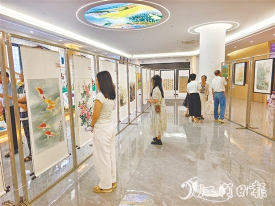 展出作品描繪了恩平市實施“百千萬工程”帶來的變化和嶄新面貌。