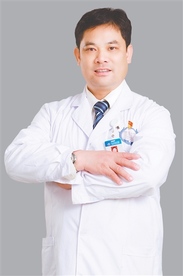 人物檔案：徐裕海，康復(fù)醫(yī)學(xué)科專科主任，理療副主任技師，從業(yè)31年，黨齡27年。