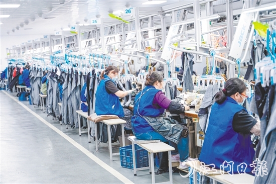 為應對市場環(huán)境變化，紅日制衣在技術研發(fā)、管理模式、人員結構等方面持續(xù)加大投入，以此推動企業(yè)實現(xiàn)轉型。