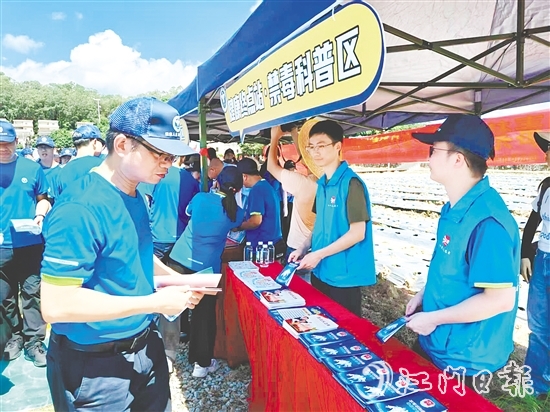 活動(dòng)沿途設(shè)有禁毒科普區(qū)。