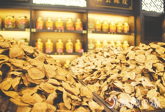 陳皮的價值不僅體現(xiàn)在年份，更體現(xiàn)在反哺鄉(xiāng)土的溫度上。