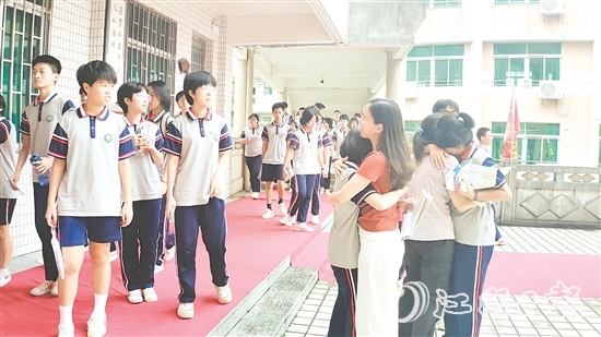 考試結(jié)束，考生們與教師、同學(xué)擊掌、擁抱、合影。