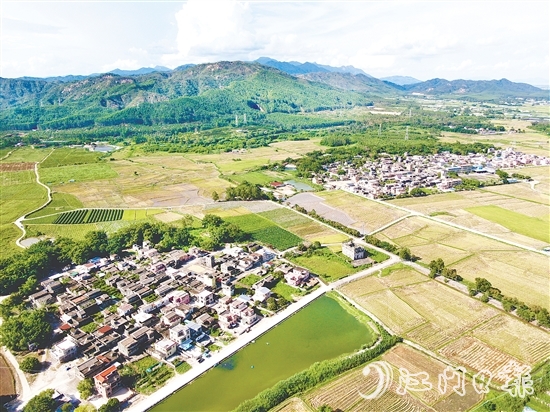 斗山鎮(zhèn)田稠村以“產(chǎn)業(yè)筑基、生態(tài)賦能、治理創(chuàng)新”的組合拳，推動鄉(xiāng)村顏值與經(jīng)濟(jì)價值雙提升，走出“產(chǎn)業(yè)興、生態(tài)美、百姓富”的振興之路。