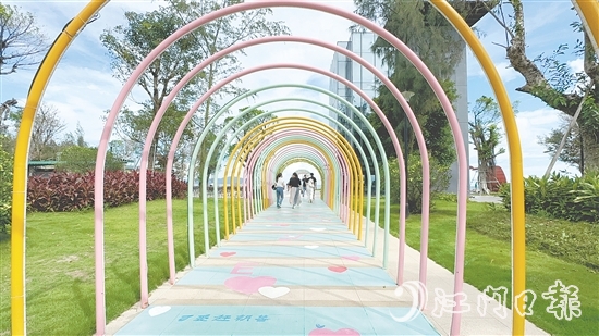 北陡鎮(zhèn)山海瀾岸度假村依山傍海，擁有專屬沙灘、海景太空艙別墅、兒童游樂區(qū)、燒烤吧和紅樹林餐廳。