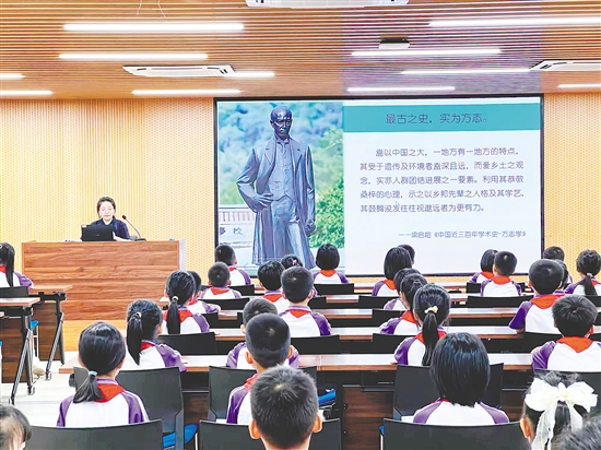 新會區(qū)地方志辦的工作人員化身“故事大王”，生動講述梁啟超的傳奇人生。